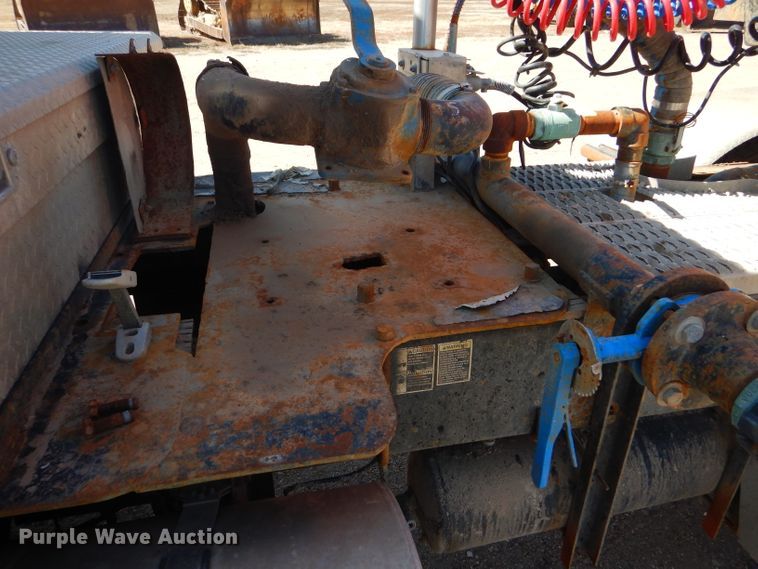 image for item DG0269 2007 Kenworth T800 semi truck