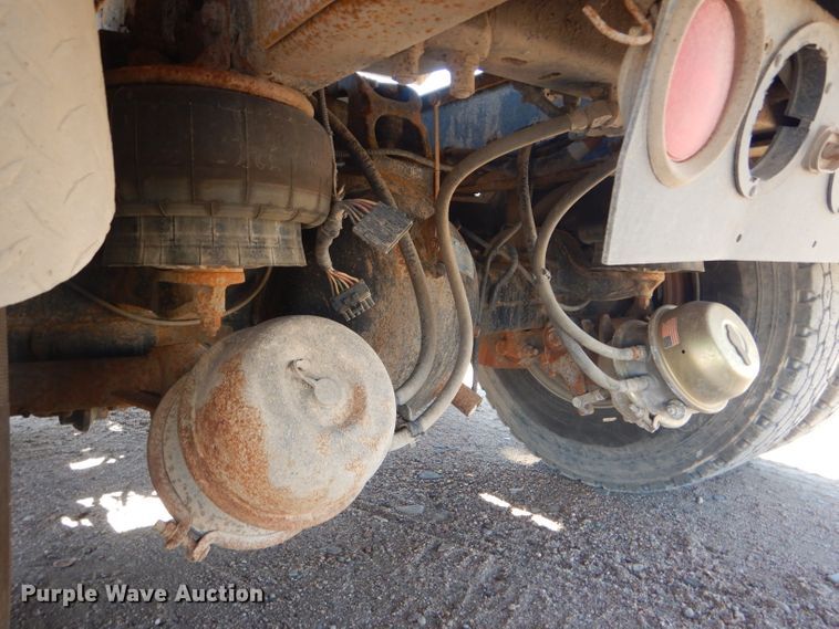 image for item DG0269 2007 Kenworth T800 semi truck