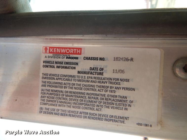 image for item DG0269 2007 Kenworth T800 semi truck