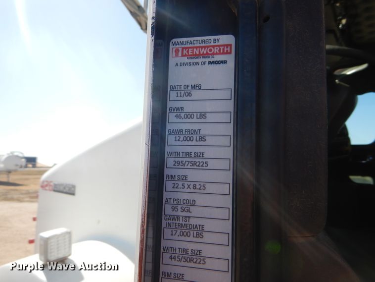 image for item DG0269 2007 Kenworth T800 semi truck