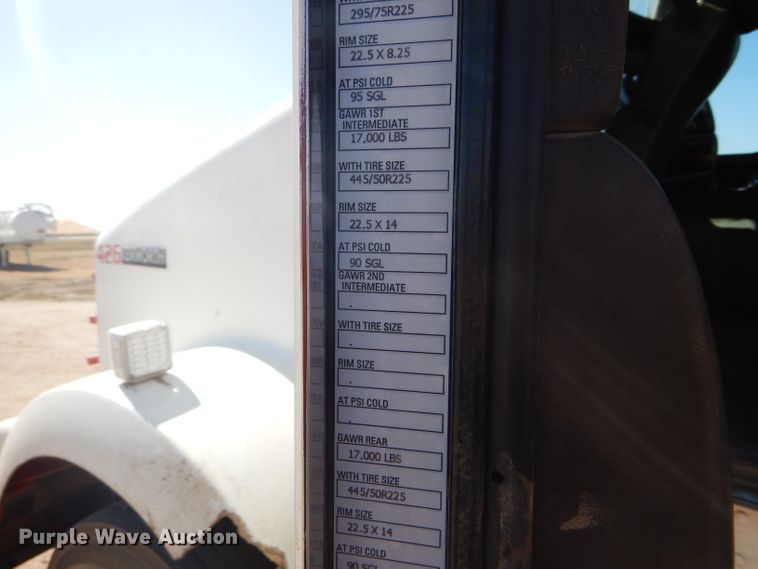 image for item DG0269 2007 Kenworth T800 semi truck