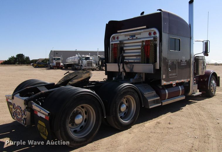 image for item DG0270 2006 Peterbilt 379 semi truck