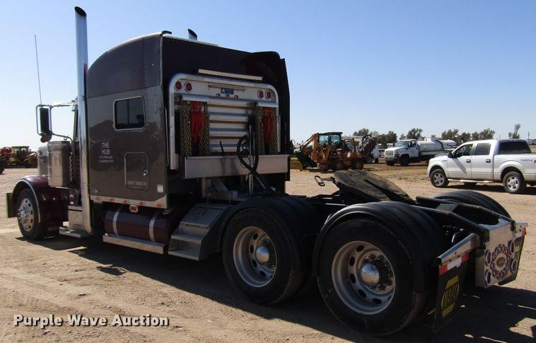 image for item DG0270 2006 Peterbilt 379 semi truck