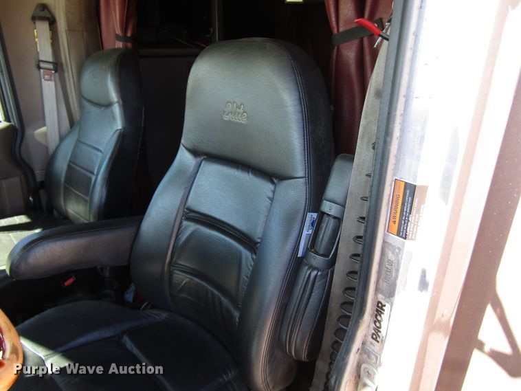 image for item DG0270 2006 Peterbilt 379 semi truck