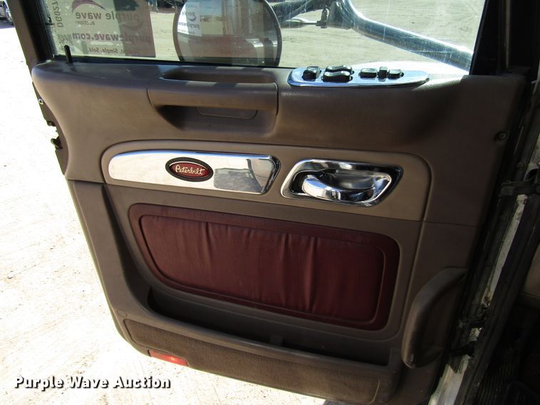 image for item DG0270 2006 Peterbilt 379 semi truck