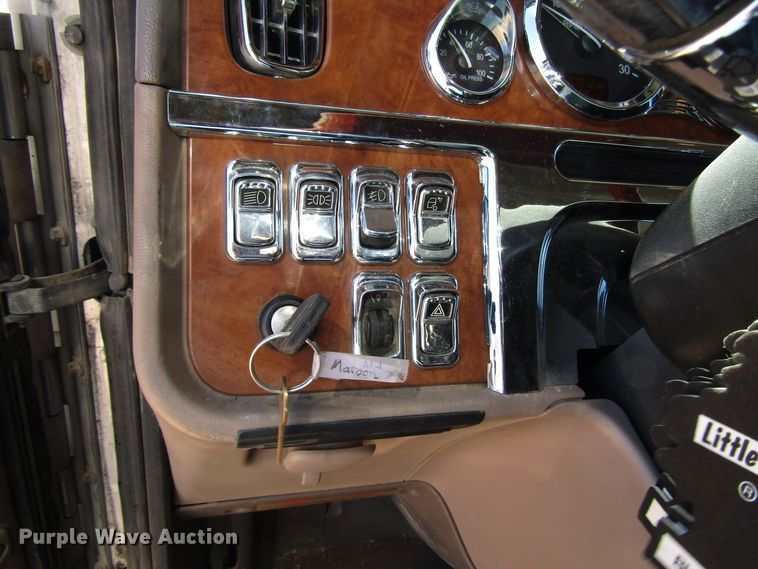 image for item DG0270 2006 Peterbilt 379 semi truck