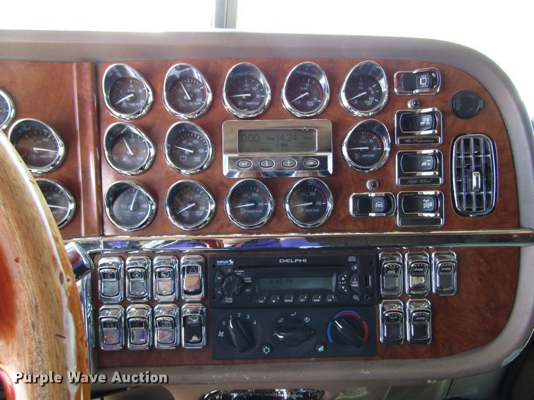 image for item DG0270 2006 Peterbilt 379 semi truck