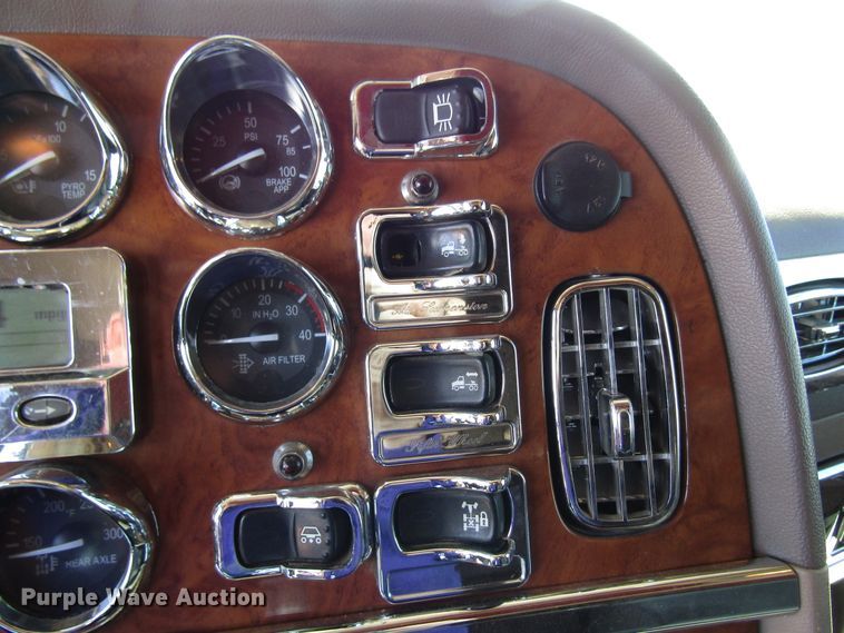 image for item DG0270 2006 Peterbilt 379 semi truck