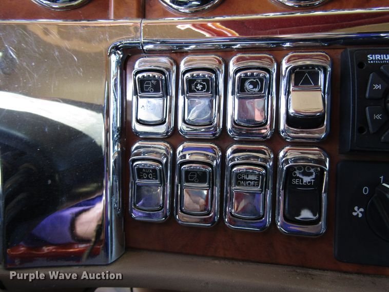 image for item DG0270 2006 Peterbilt 379 semi truck