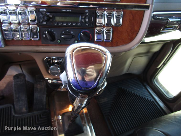 image for item DG0270 2006 Peterbilt 379 semi truck