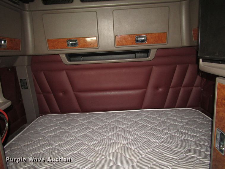 image for item DG0270 2006 Peterbilt 379 semi truck