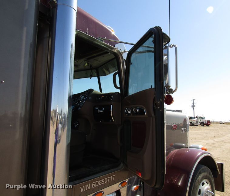 image for item DG0270 2006 Peterbilt 379 semi truck