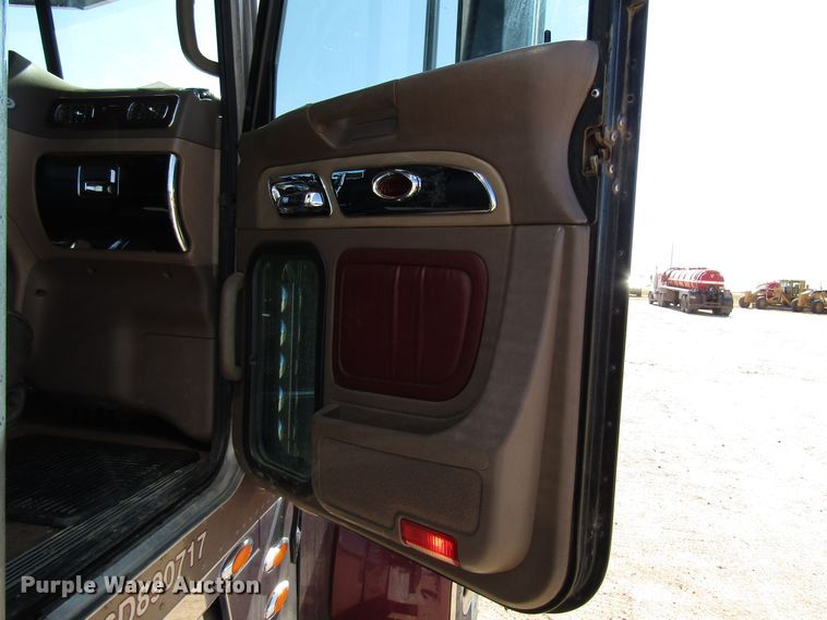 image for item DG0270 2006 Peterbilt 379 semi truck