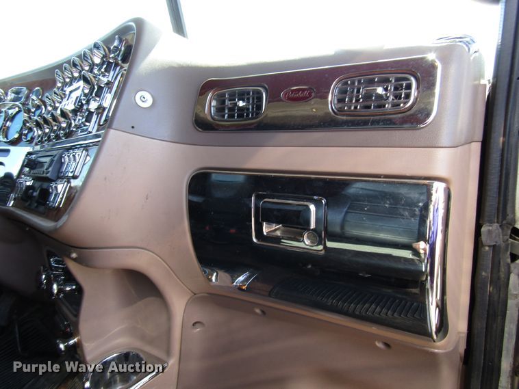 image for item DG0270 2006 Peterbilt 379 semi truck