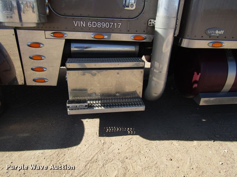 image for item DG0270 2006 Peterbilt 379 semi truck