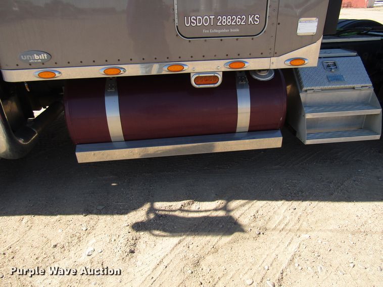 image for item DG0270 2006 Peterbilt 379 semi truck