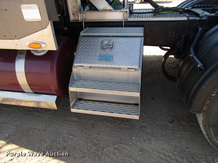 image for item DG0270 2006 Peterbilt 379 semi truck