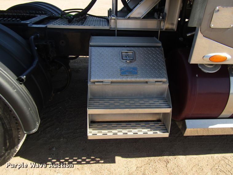 image for item DG0270 2006 Peterbilt 379 semi truck