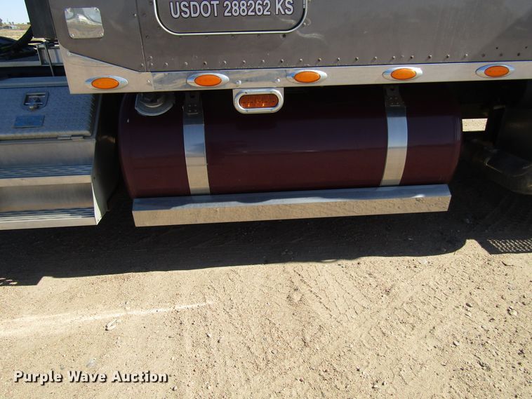 image for item DG0270 2006 Peterbilt 379 semi truck