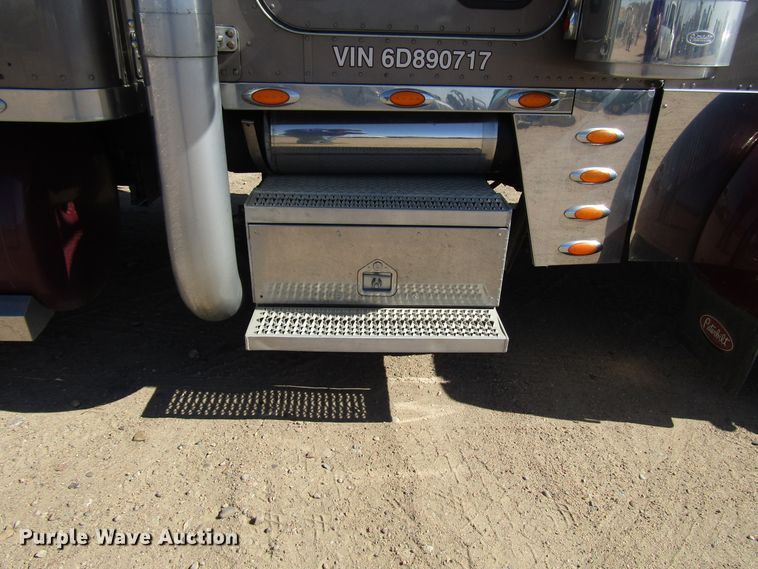 image for item DG0270 2006 Peterbilt 379 semi truck