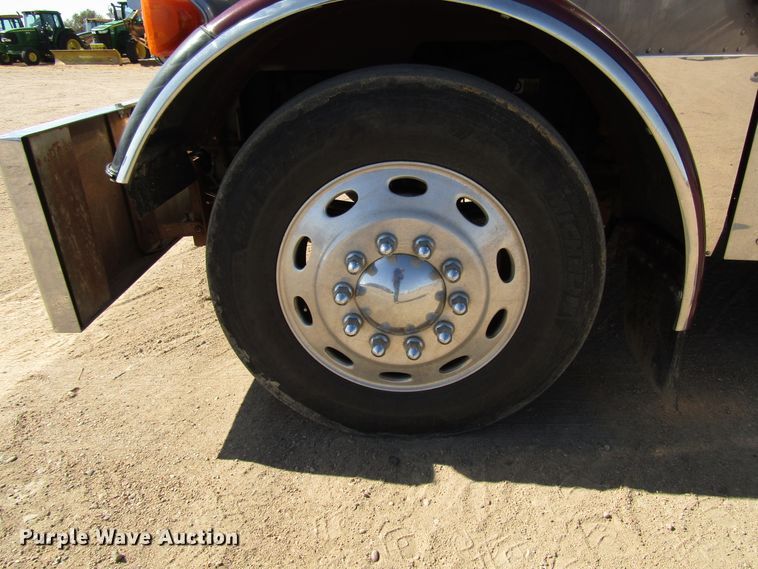 image for item DG0270 2006 Peterbilt 379 semi truck