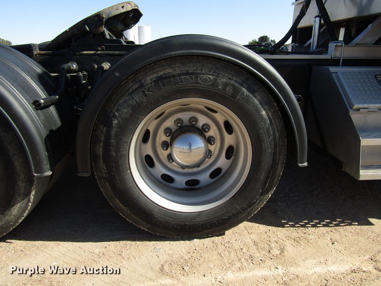 image for item DG0270 2006 Peterbilt 379 semi truck