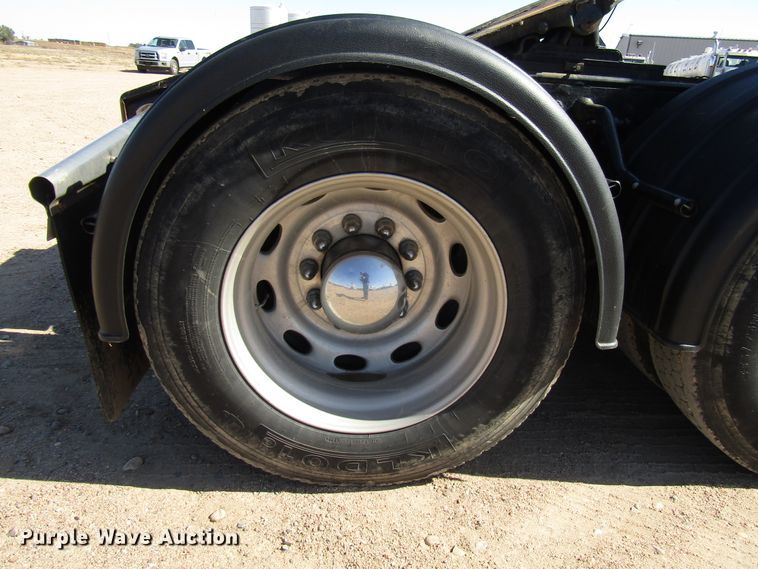 image for item DG0270 2006 Peterbilt 379 semi truck