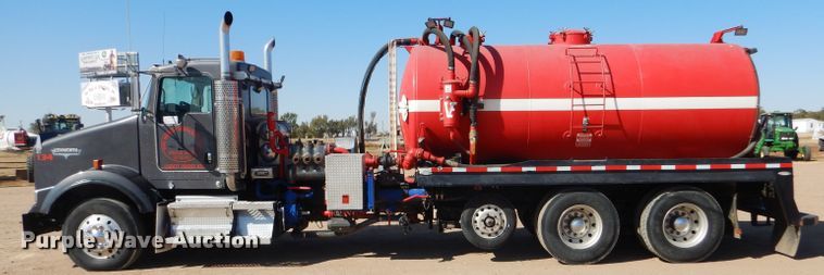 image for item DG0271 2007 Kenworth T800 vacuum / pump truck