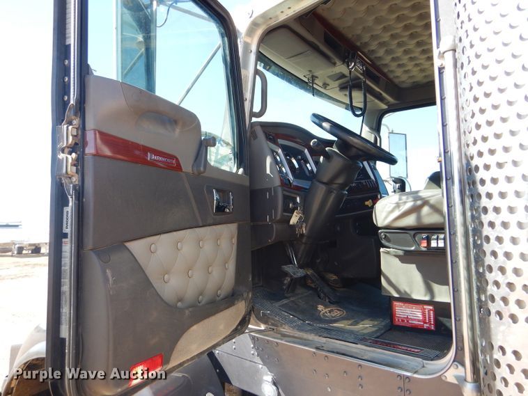 image for item DG0271 2007 Kenworth T800 vacuum / pump truck