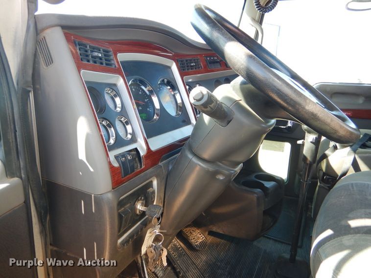 image for item DG0271 2007 Kenworth T800 vacuum / pump truck