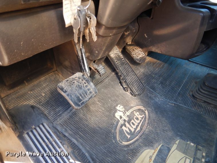 image for item DG0271 2007 Kenworth T800 vacuum / pump truck