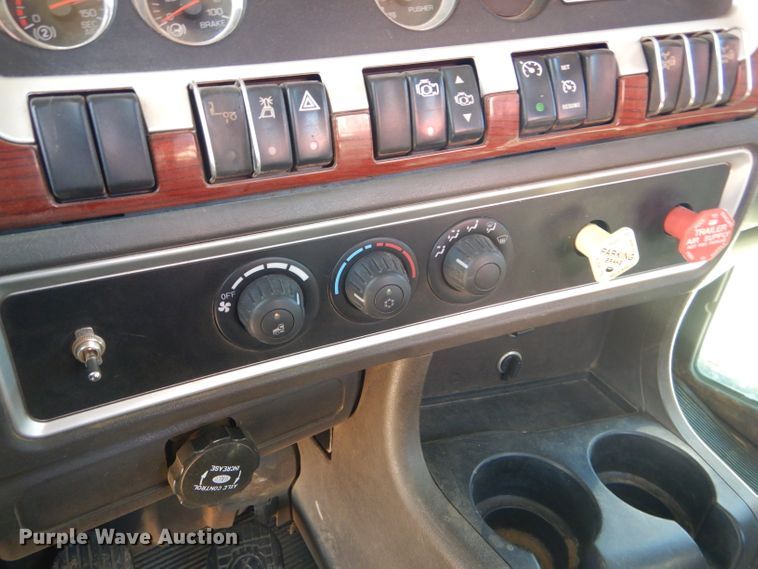 image for item DG0271 2007 Kenworth T800 vacuum / pump truck