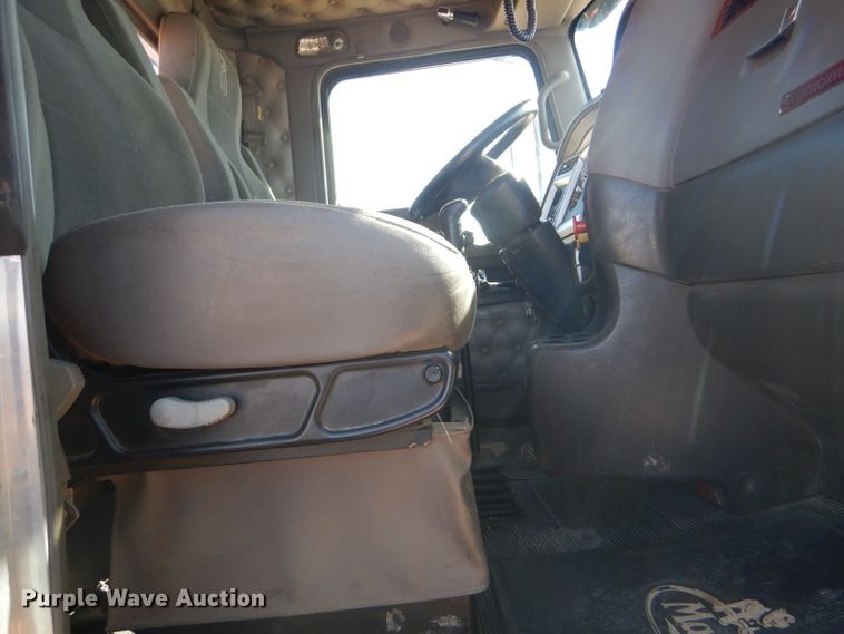 image for item DG0271 2007 Kenworth T800 vacuum / pump truck