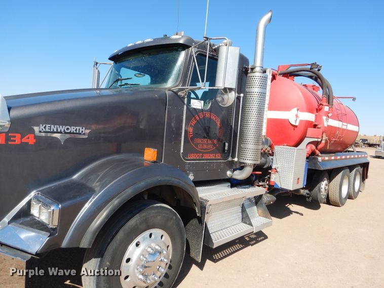 image for item DG0271 2007 Kenworth T800 vacuum / pump truck