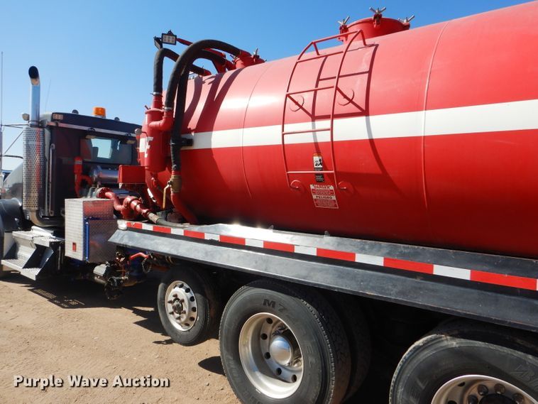 image for item DG0271 2007 Kenworth T800 vacuum / pump truck