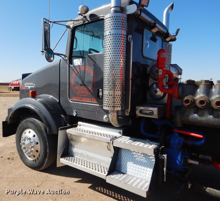 image for item DG0271 2007 Kenworth T800 vacuum / pump truck