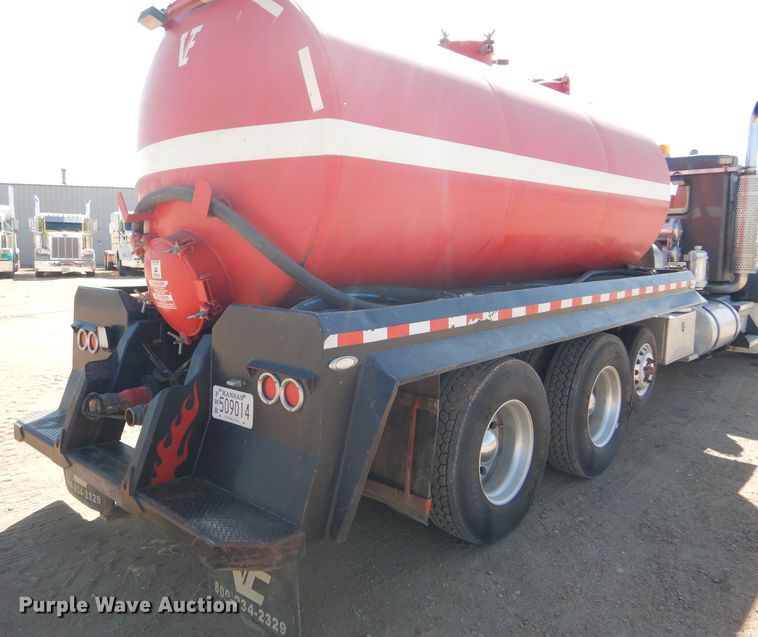 image for item DG0271 2007 Kenworth T800 vacuum / pump truck