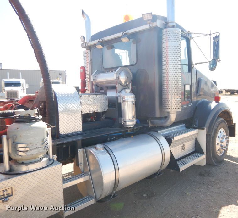 image for item DG0271 2007 Kenworth T800 vacuum / pump truck