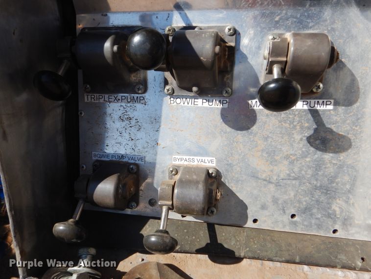 image for item DG0271 2007 Kenworth T800 vacuum / pump truck