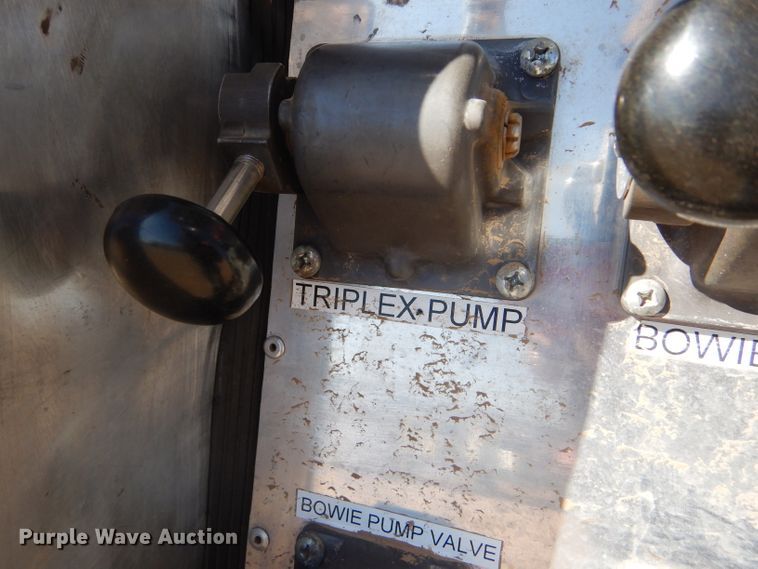 image for item DG0271 2007 Kenworth T800 vacuum / pump truck