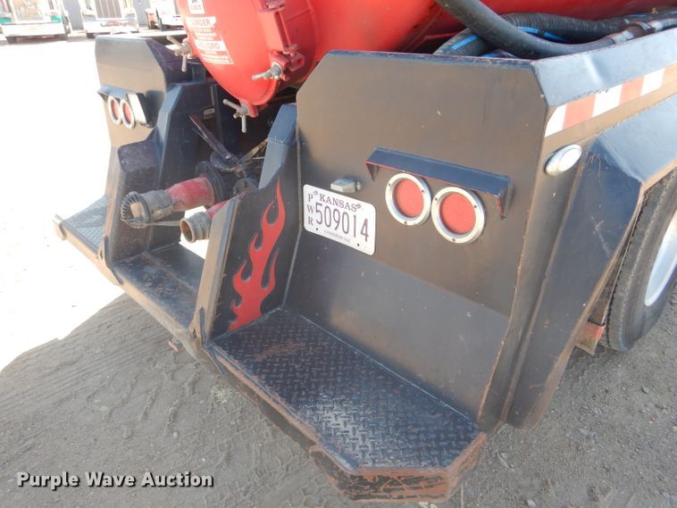 image for item DG0271 2007 Kenworth T800 vacuum / pump truck