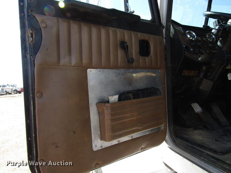 image for item DG0274 1991 Peterbilt 377 semi truck