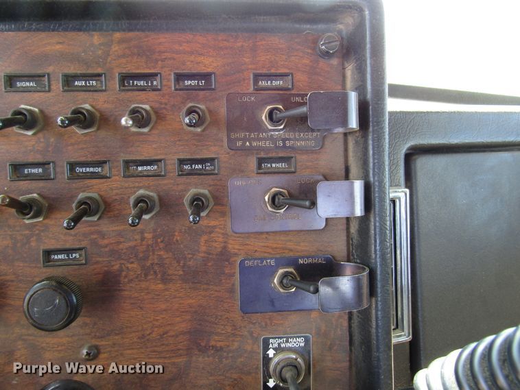 image for item DG0274 1991 Peterbilt 377 semi truck