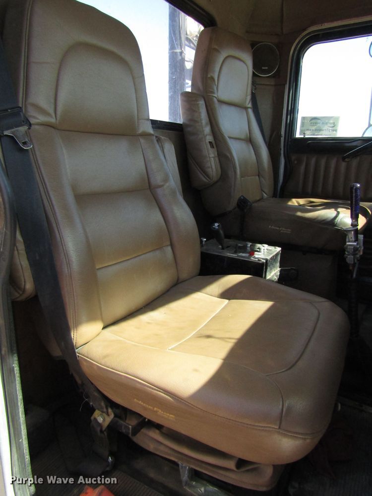 image for item DG0274 1991 Peterbilt 377 semi truck