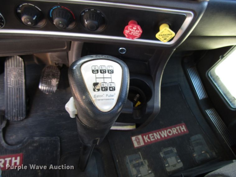 image for item DG0275 2007 Kenworth T800B winch truck