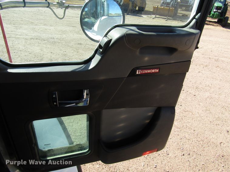 image for item DG0275 2007 Kenworth T800B winch truck