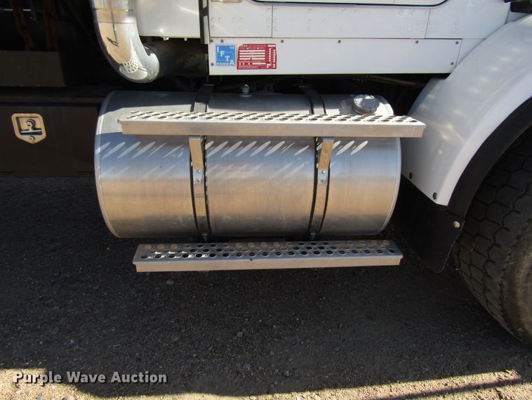 image for item DG0275 2007 Kenworth T800B winch truck