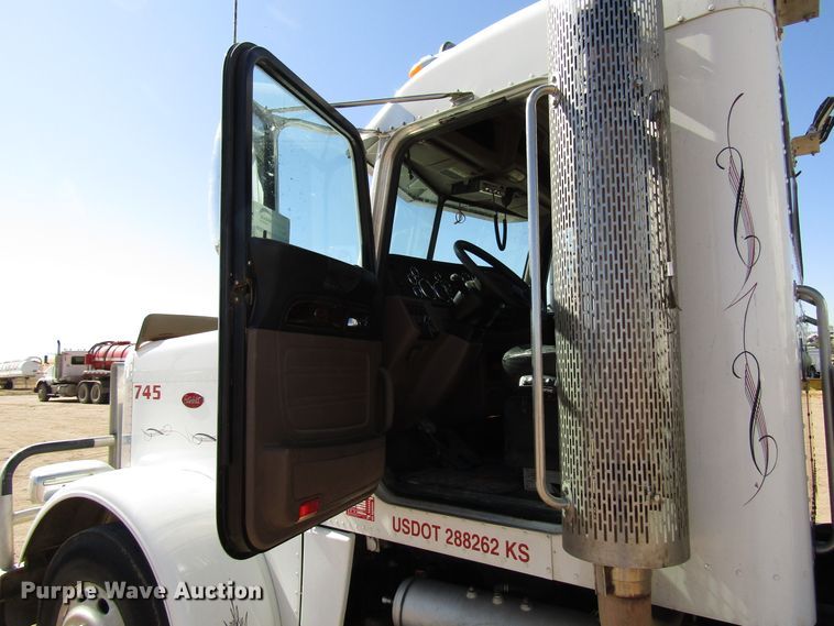 image for item DG0289 2012 Peterbilt 388 semi truck