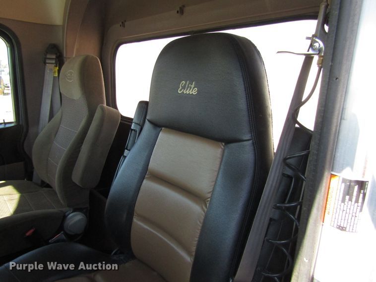 image for item DG0289 2012 Peterbilt 388 semi truck