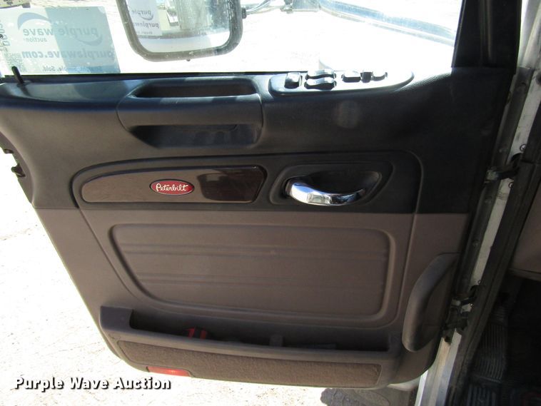 image for item DG0289 2012 Peterbilt 388 semi truck